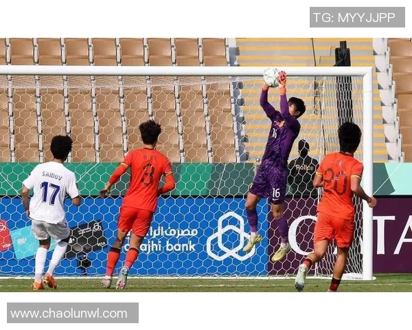 中国与乌兹别克斯坦足球对决展现两国体育实力与文化交流的精彩瞬间 中国与乌兹别克斯坦足球对决展现两国体育实力与文化交流的精彩瞬间